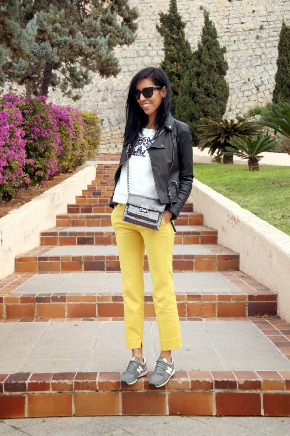 ohmyblog blogger outfit Ibiza holidays combinar pantalon amarillo new balance sneakers streetstyle look (2)